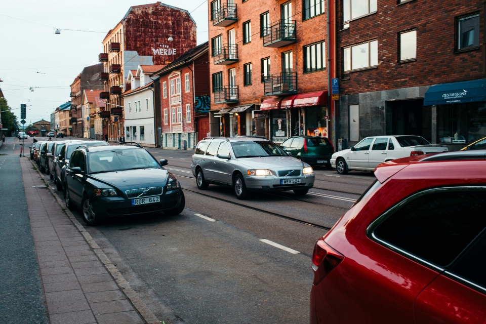 Bil kör på vägen i centrala Göteborg.